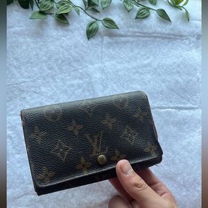 FLASH SALE!!!! LOUIS VUITTON MONOGRAM
ZIPPY WALLET